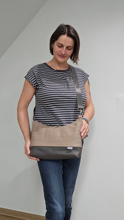 Hobobag Levka Cappuccino mit Grau, Tragefoto