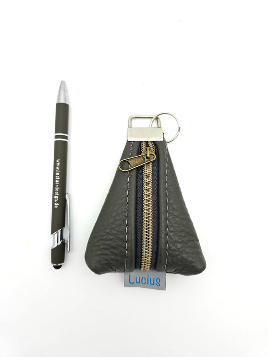 Schlüsselanhänger oder Taschenbaumler in Grau / Messing