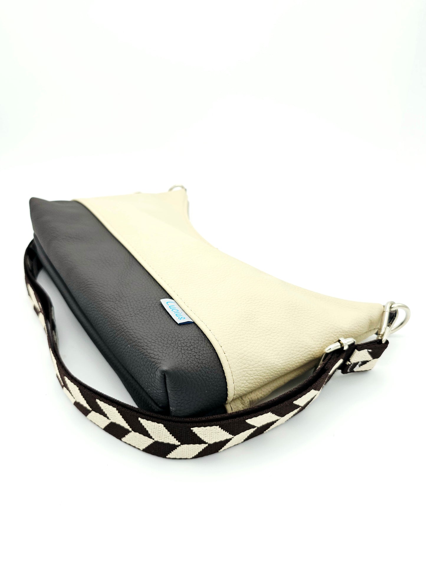 Hobobag Levka, cremebeige mit dunkelbraun, liegend von der Seite