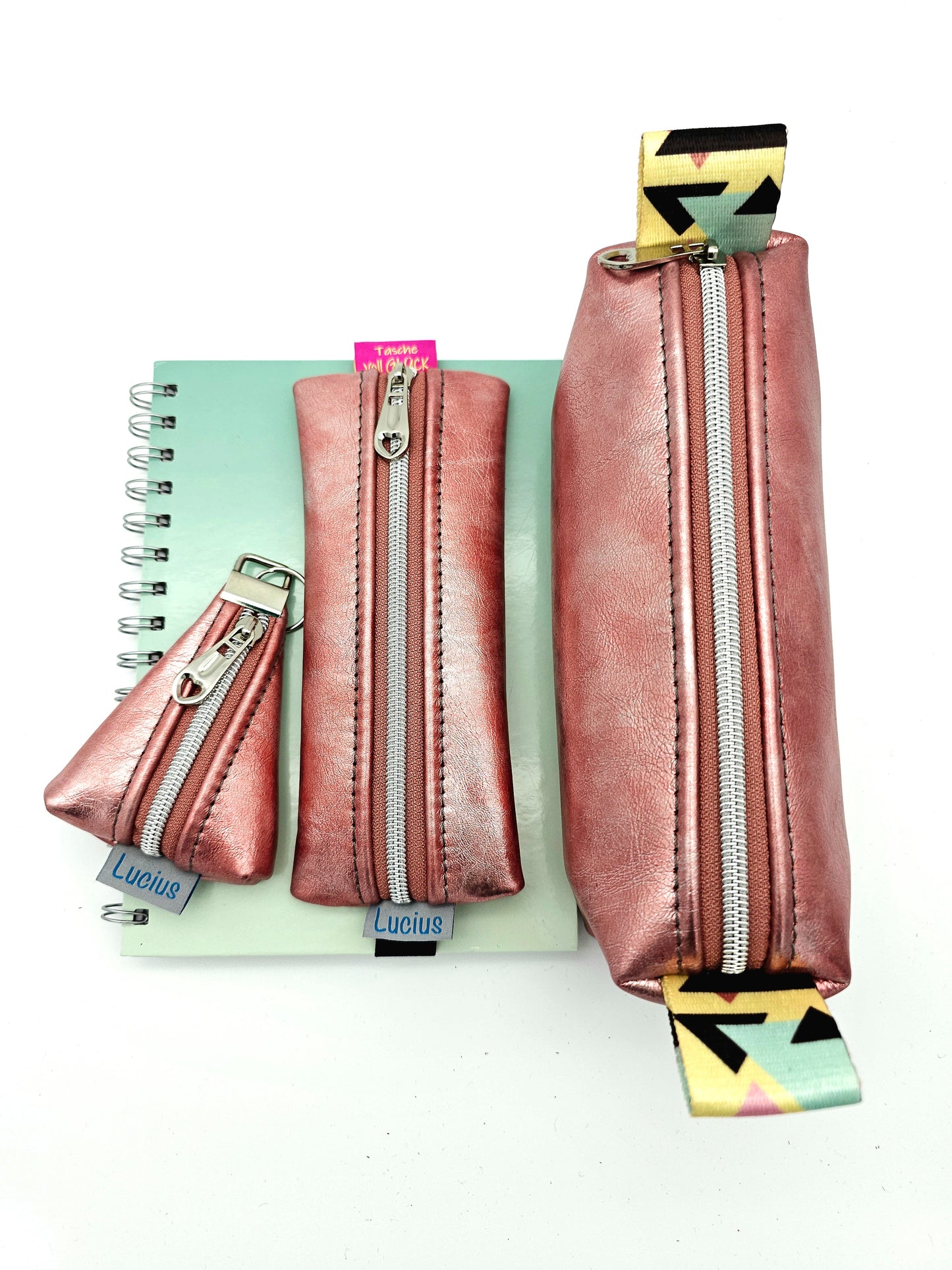 Set Stiftemäppchen & Schlampertasche & Anhänger in Pink metallic