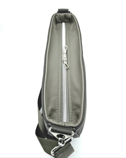 Reißverschluss mit Kontrastleder – Detailansicht der Tasche Sine