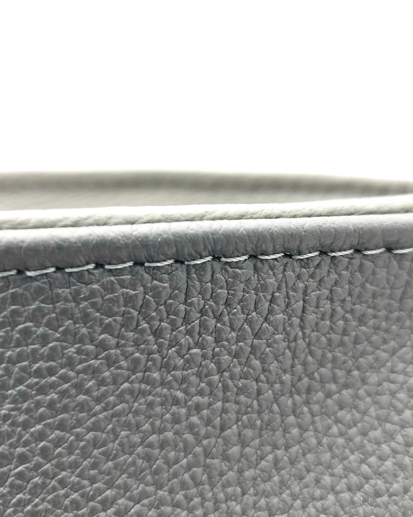 Detail von Ledertasche Sine in Dunkelgrau