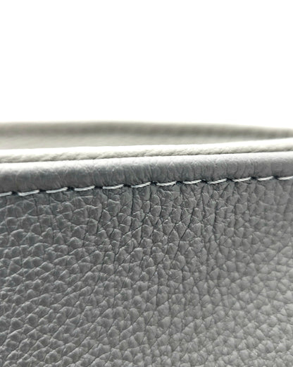 Detail von Ledertasche Sine in Dunkelgrau