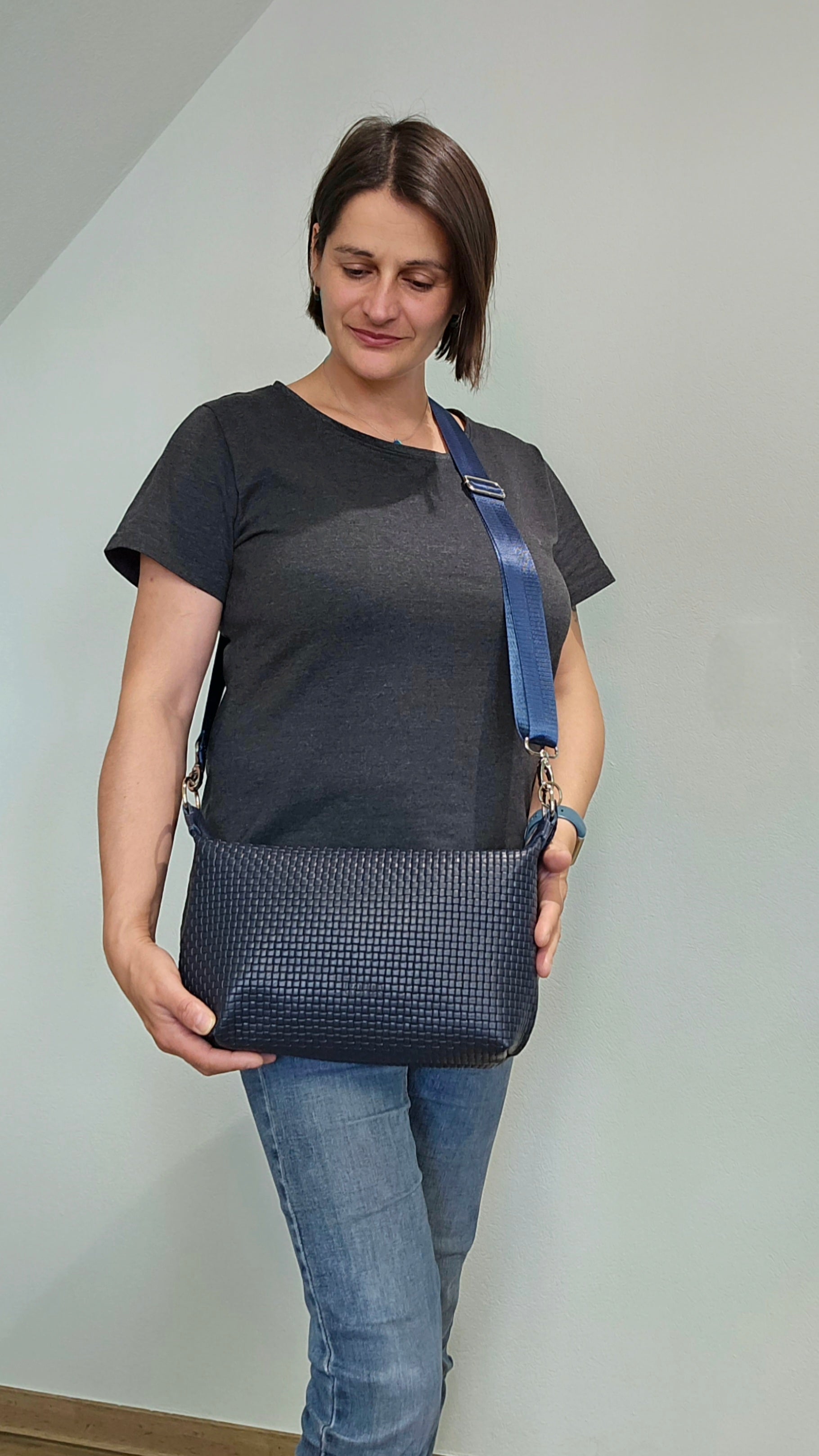 Tragefoto Ledertasche Petra, crossover dunkelblau Flechtoptik 