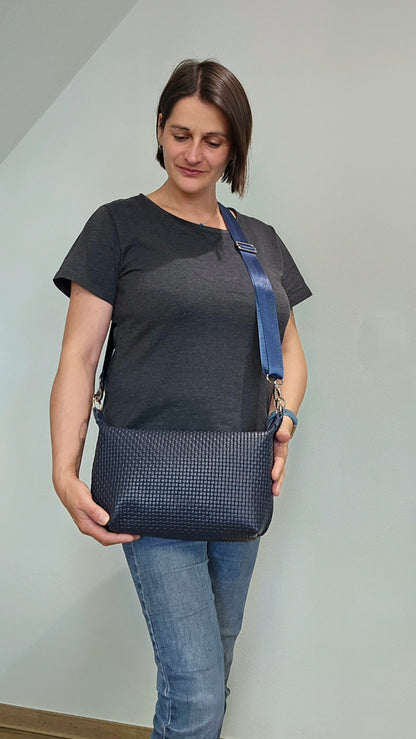 Tragefoto Ledertasche Petra, crossover dunkelblau Flechtoptik 