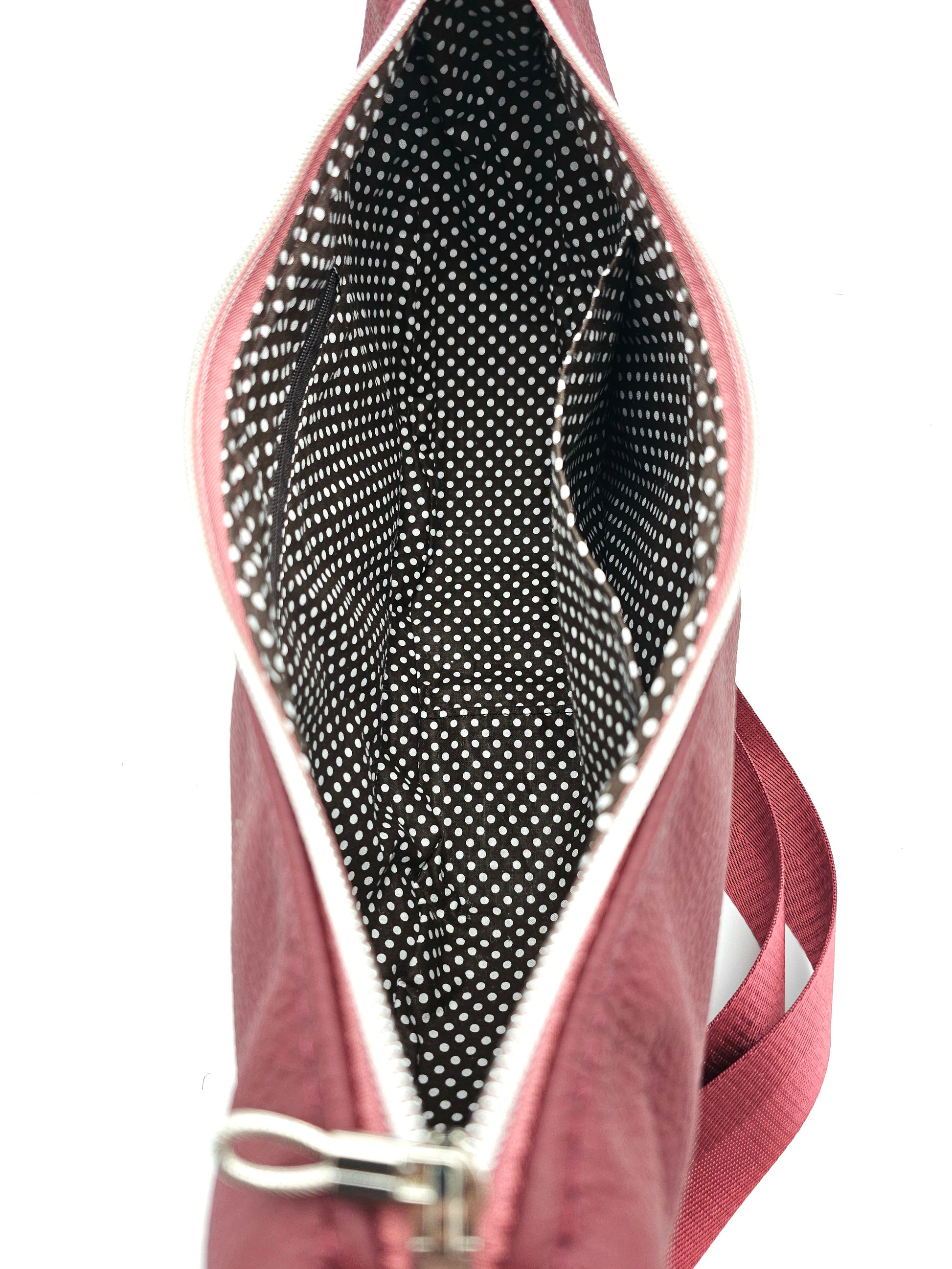 Moonbag Moni in Weinrot, Einblick in die Tasche 