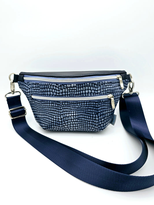 Ledertasche Clivia, Effektleder Kroko blau, von vorne