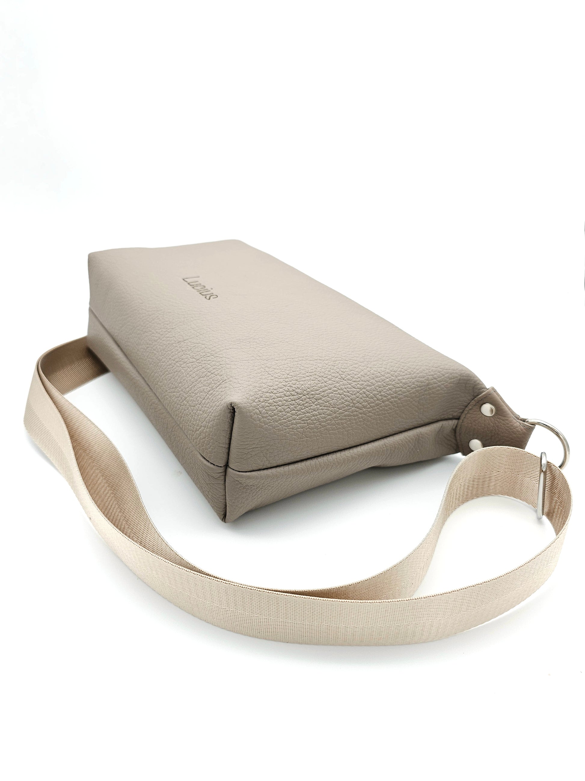 Ledertasche Petra in Cappuccino, liegend von der Seite 