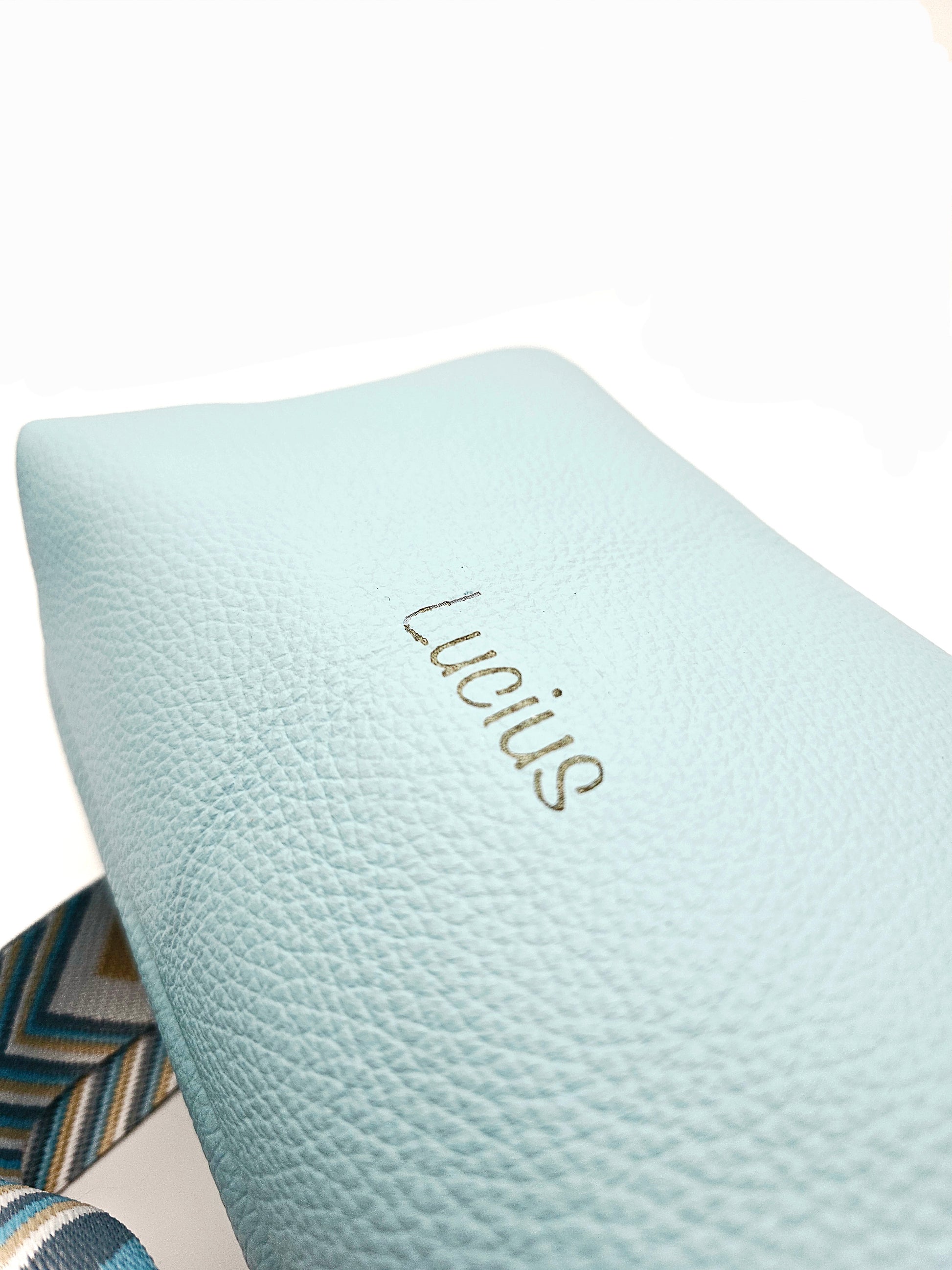 Ledertasche Petra, Eisblau,  Detail Leder mit Logo 