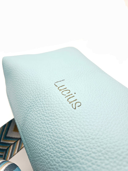 Ledertasche Petra, Eisblau,  Detail Leder mit Logo 