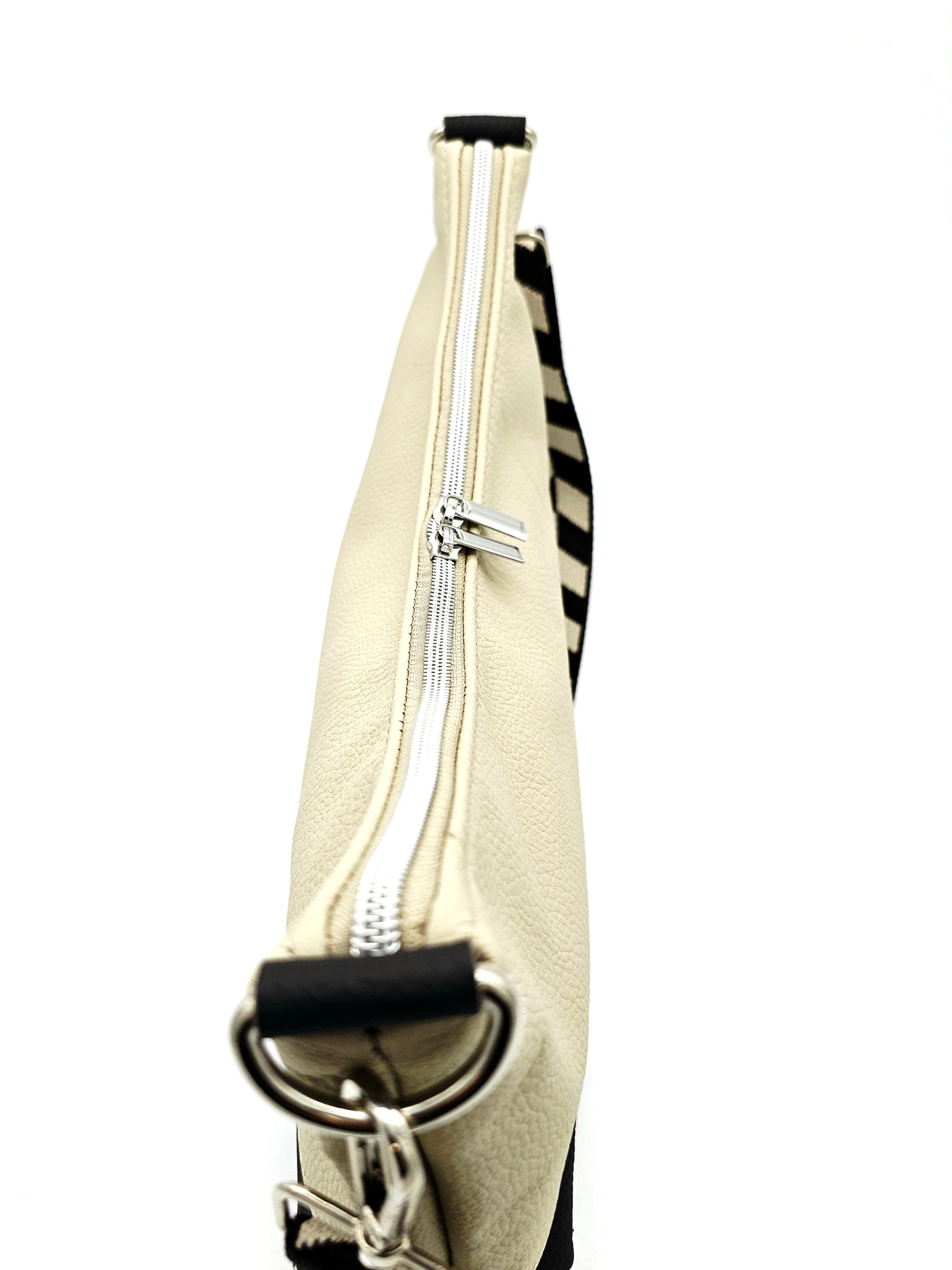 Hobobag Levka, cremebeige mit dunkelbraun, von oben, Detail Gurtaufhänger und Reißverschluss