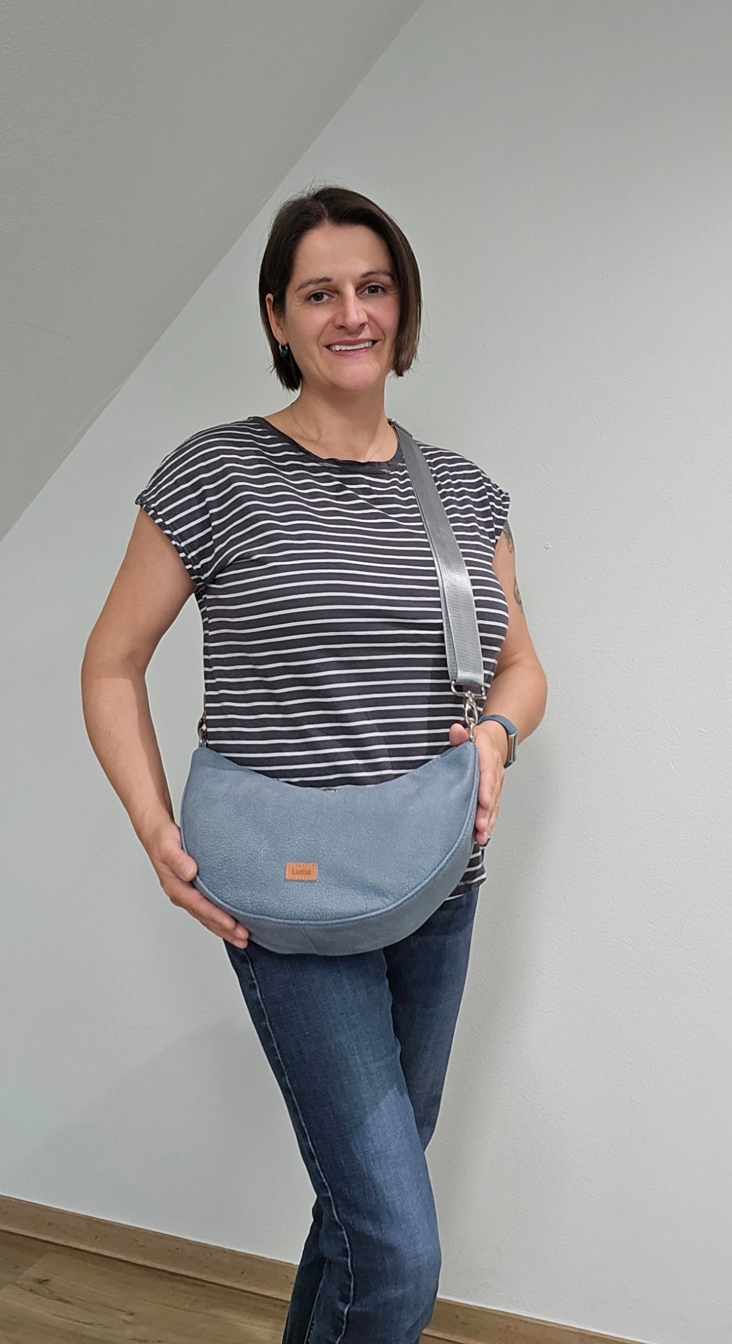 Moonbag Moni in Hellblau, Tragefoto mit Designerin Michaela Lucius 