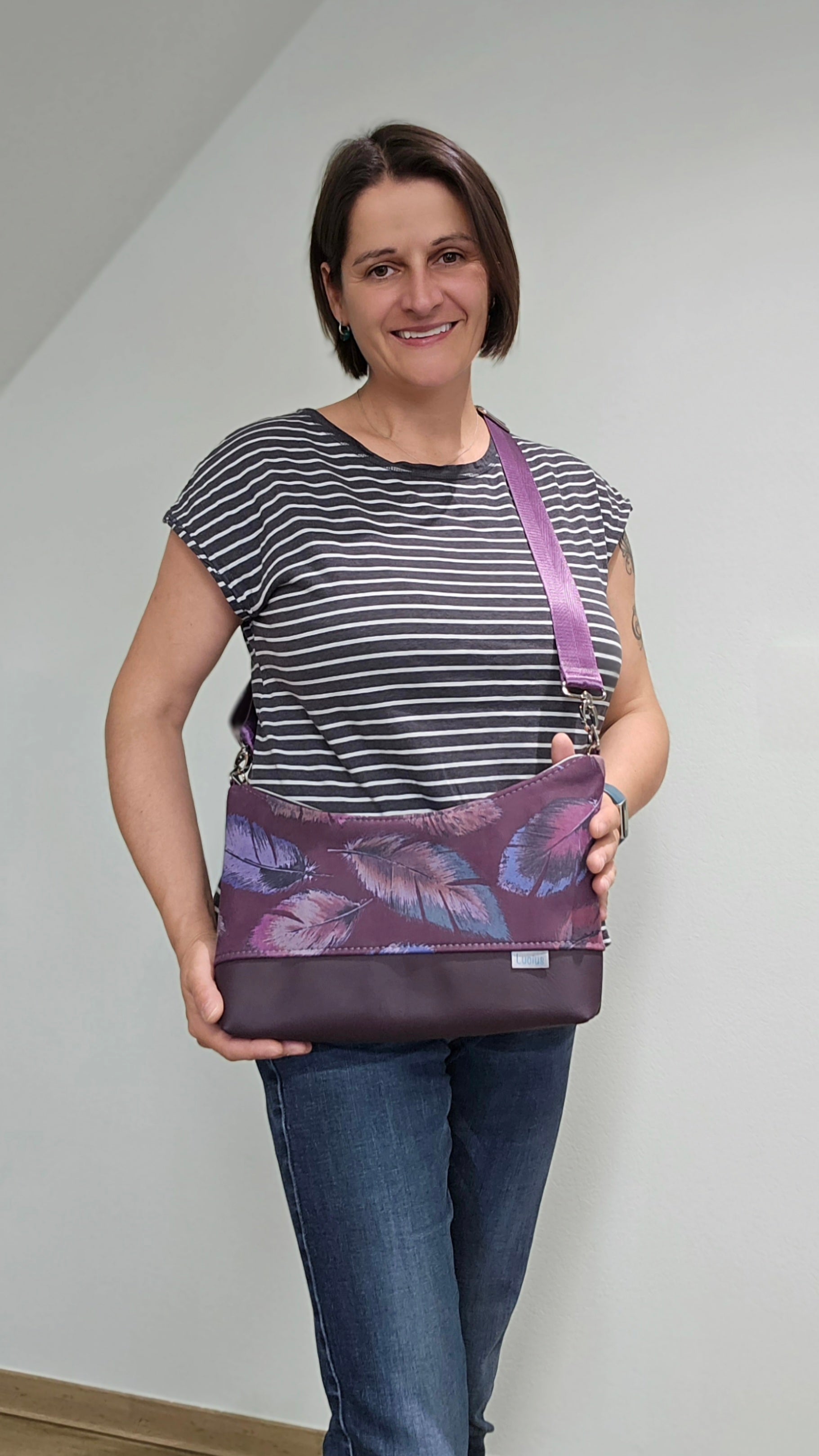 Hobobag Levka, Federn mit Lila, Tragefoto mit Designerin  Michaela Lucius