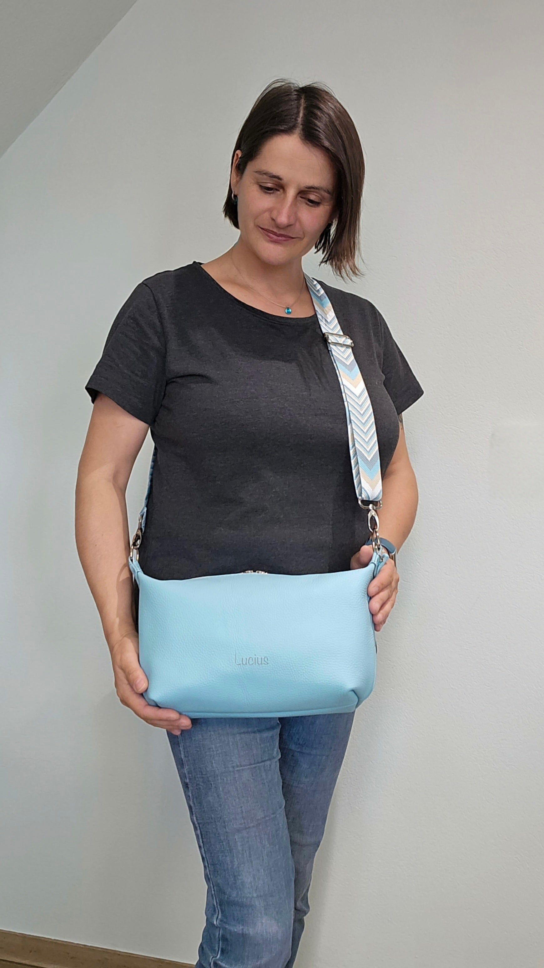 Tragefoto Ledertasche Petra in Eisblau 