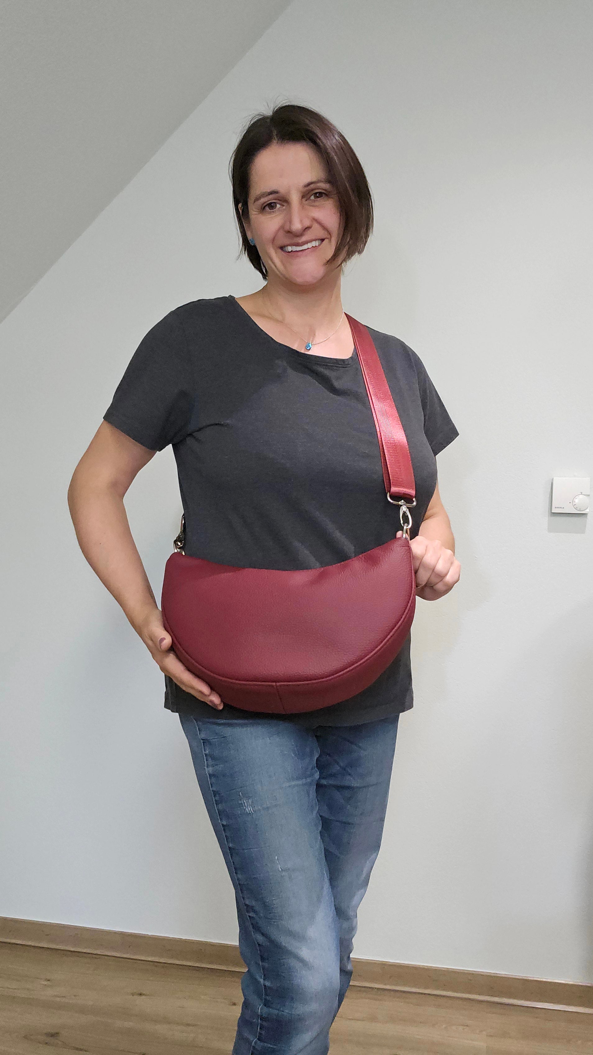 Moonbag Moni in Weinrot, Tragefoto 