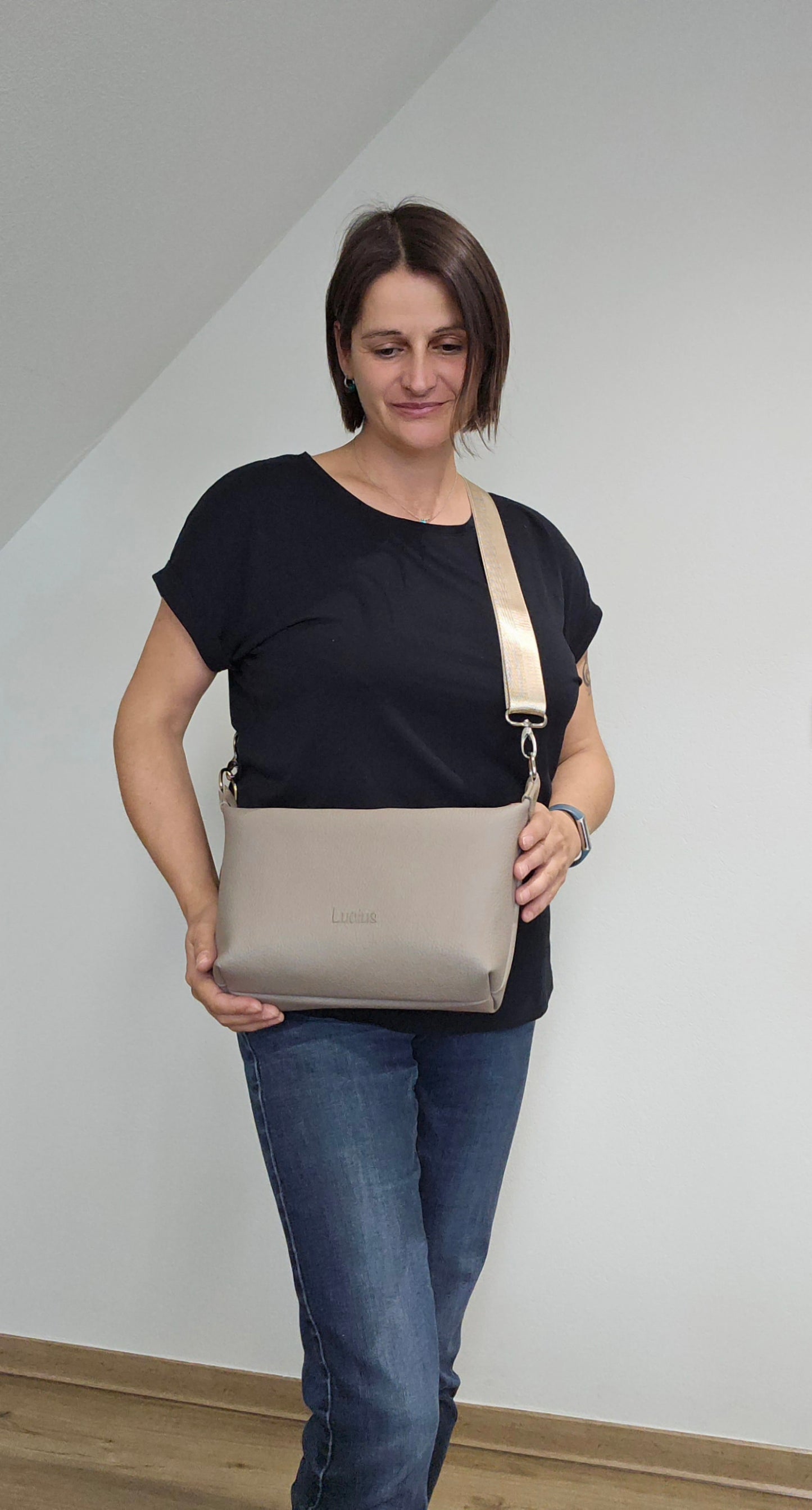 Ledertasche Petra in Cappuccino, Tragefoto 