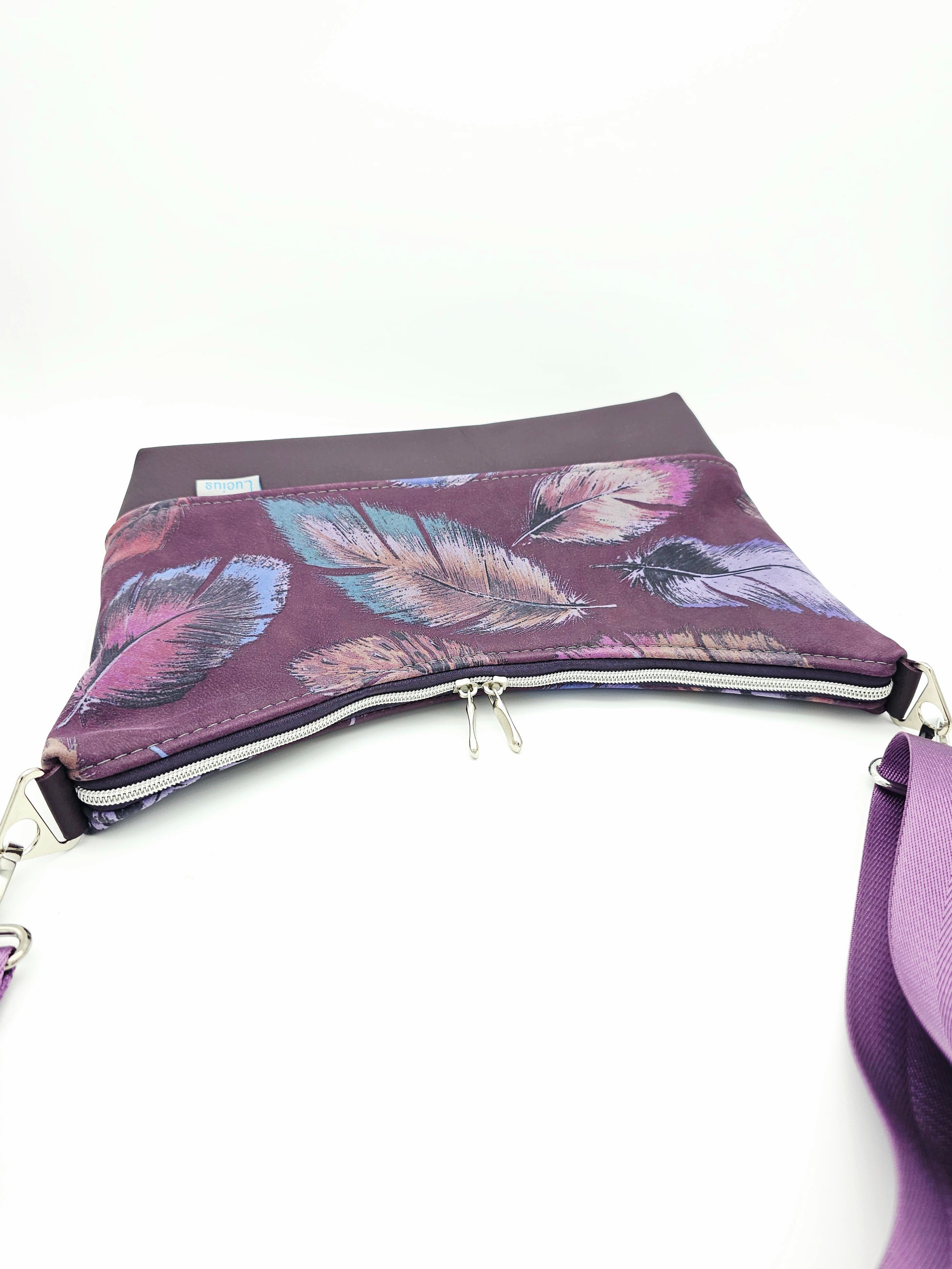 Hobobag Levka, Federn mit Lila, liegend