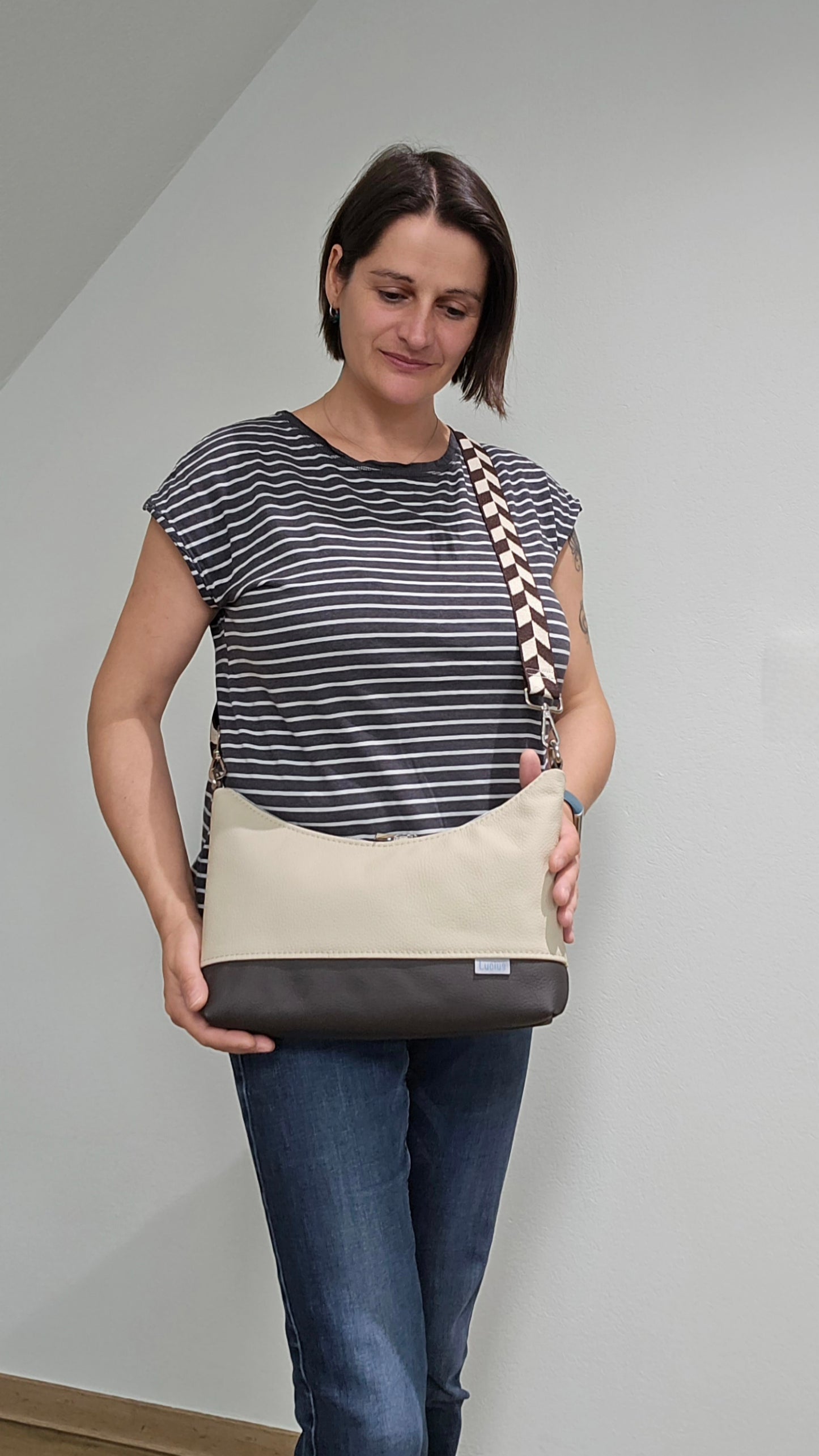 Hobobag Levka, Cremebeige mit Dunkelbraun, Tragefoto mit Designerin Michaela Lucius