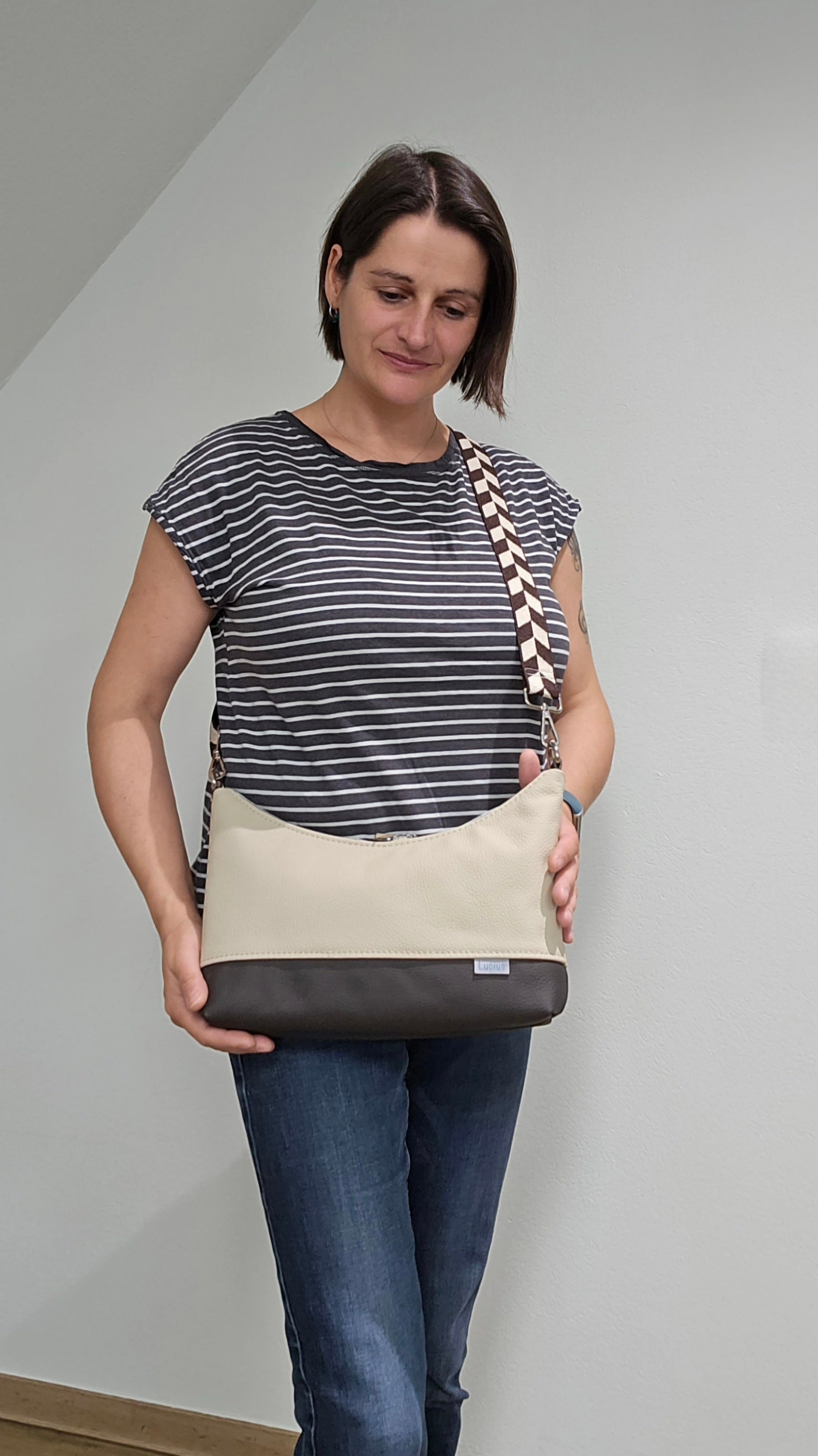 Hobobag Levka, Cremebeige mit Dunkelbraun, Tragefoto mit Designerin Michaela Lucius