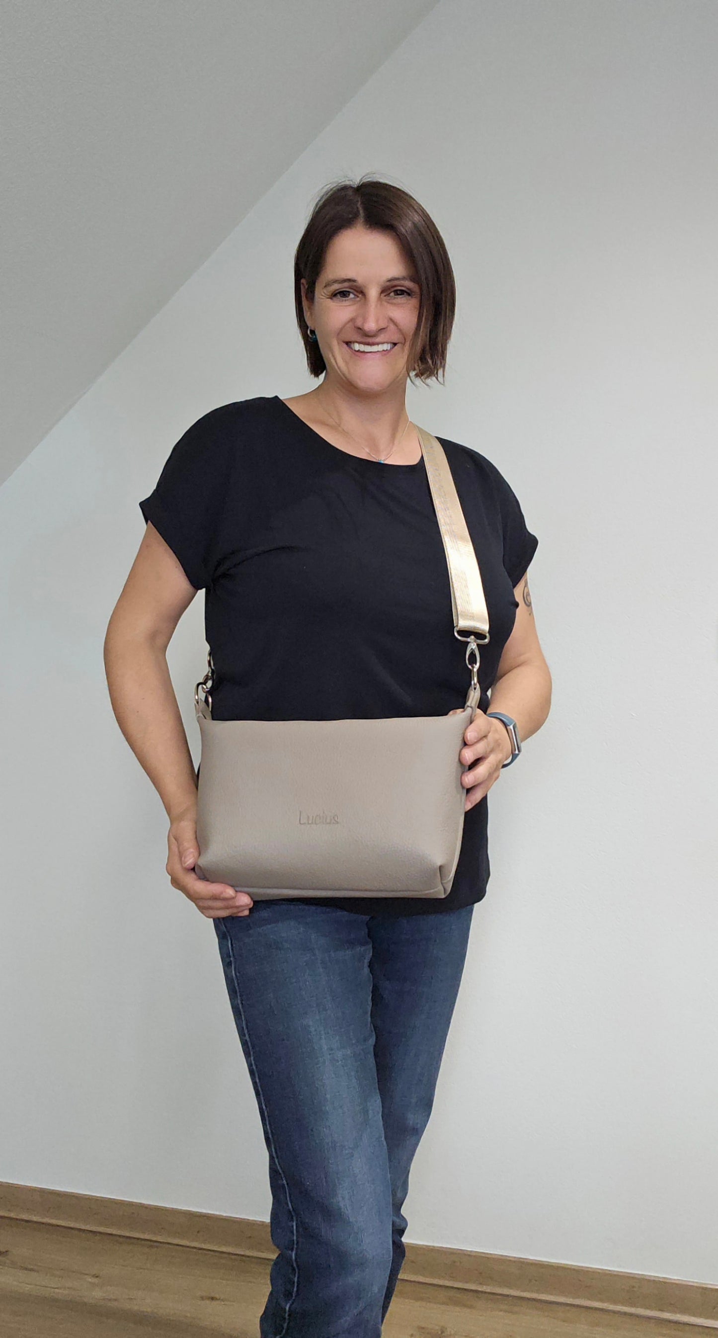 Ledertasche Petra in Cappuccino, Tragefoto 