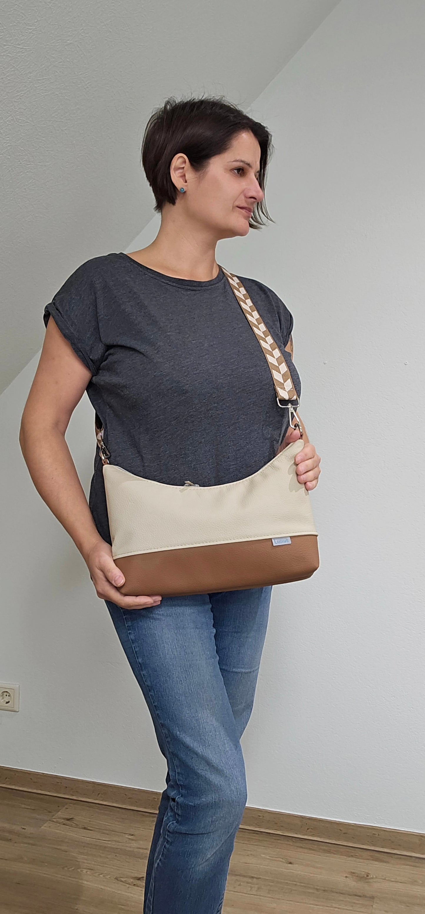 Tragefoto Ledertasche Levka, creme/cognac
