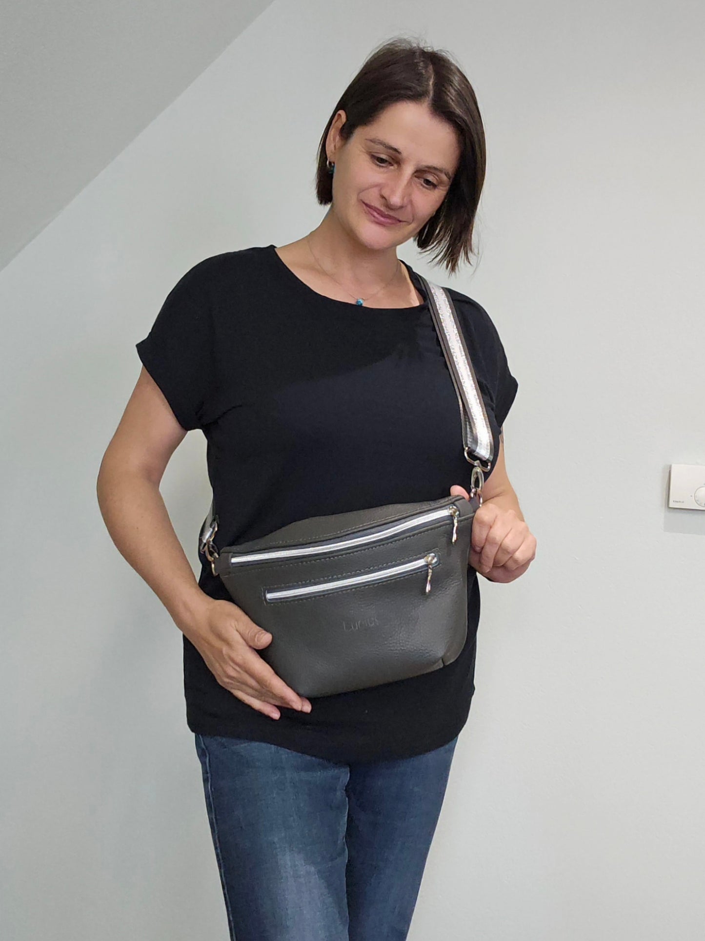 Crossbody Bag Big Clivia in Dunkelgrau