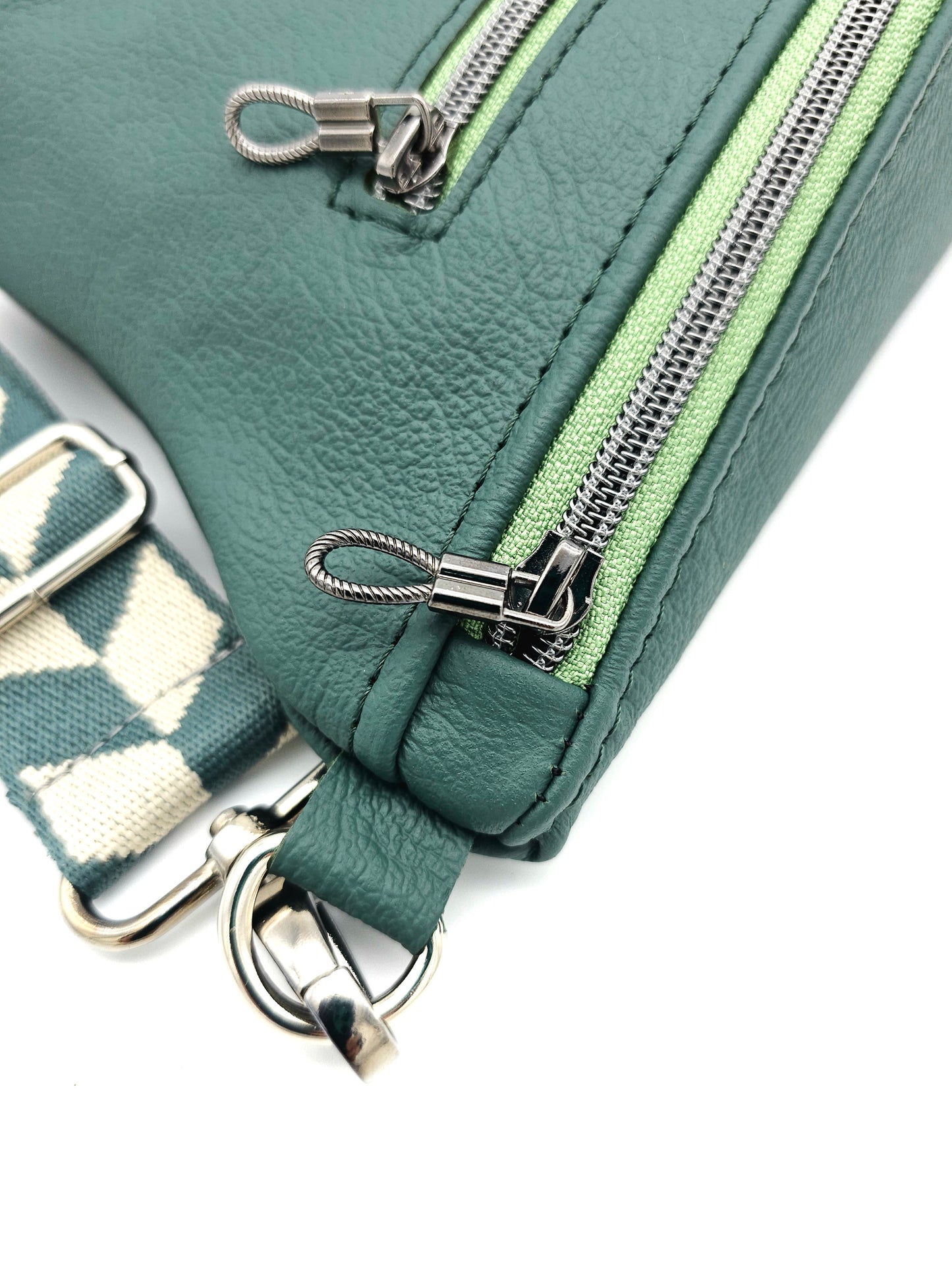 Crossbody Bag Big Clivia Dunkelgrün & schwarz metallic