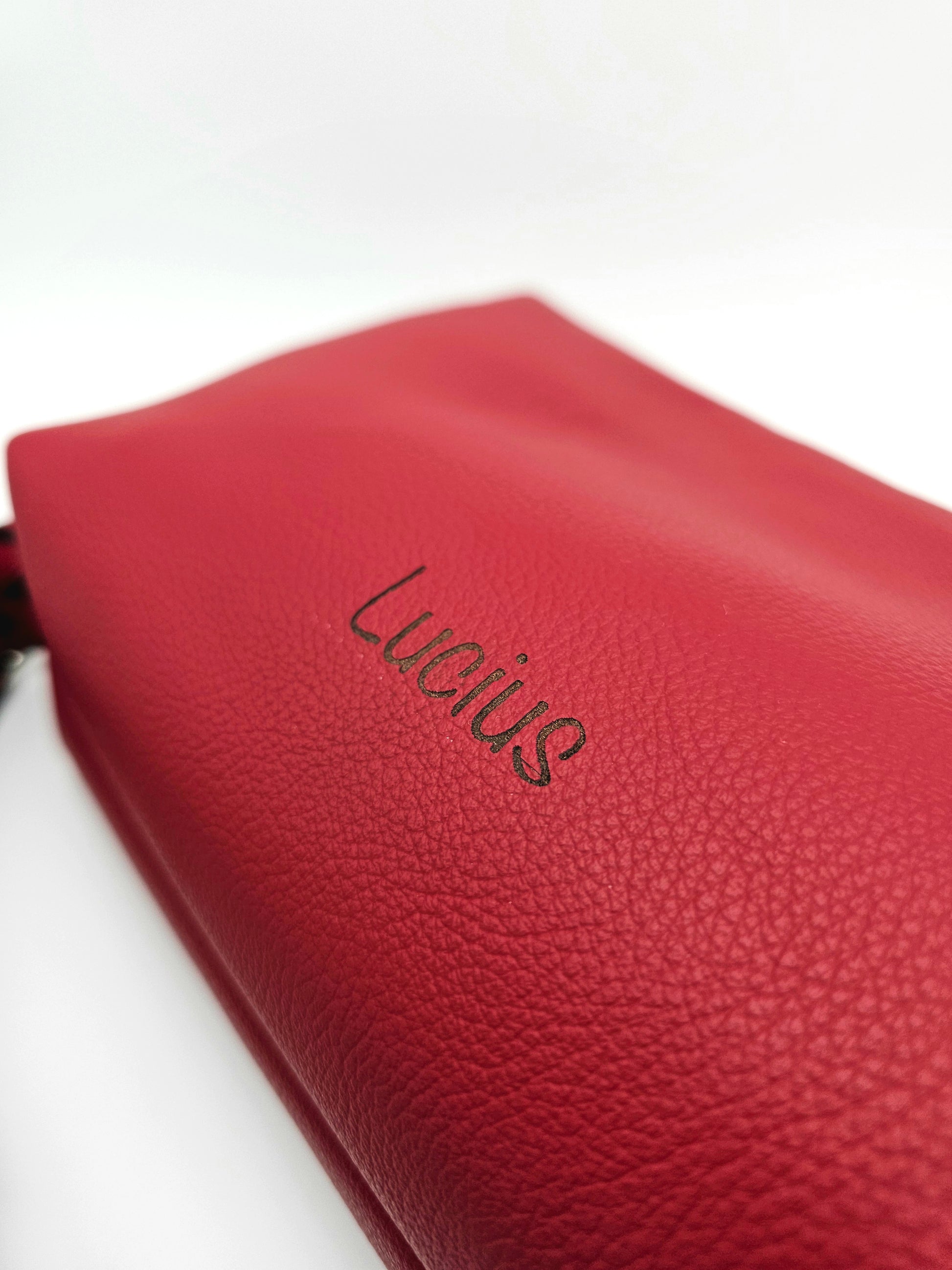 Ledertasche Petra in Rot, Nahaufnahme Leder und Logo 