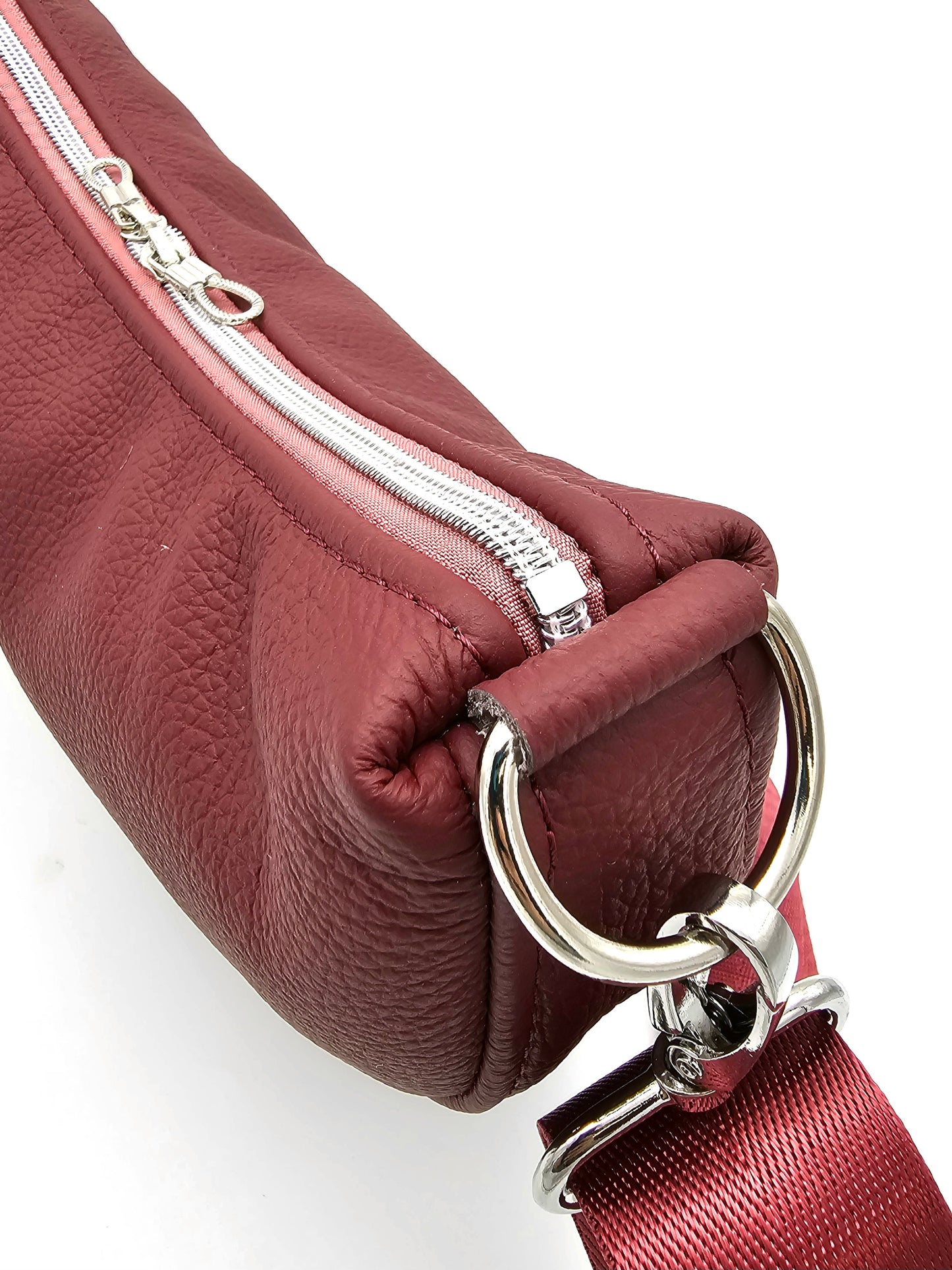 Moonbag Moni in Weinrot,  Details Gurtaufhänger, Reißverschluss 