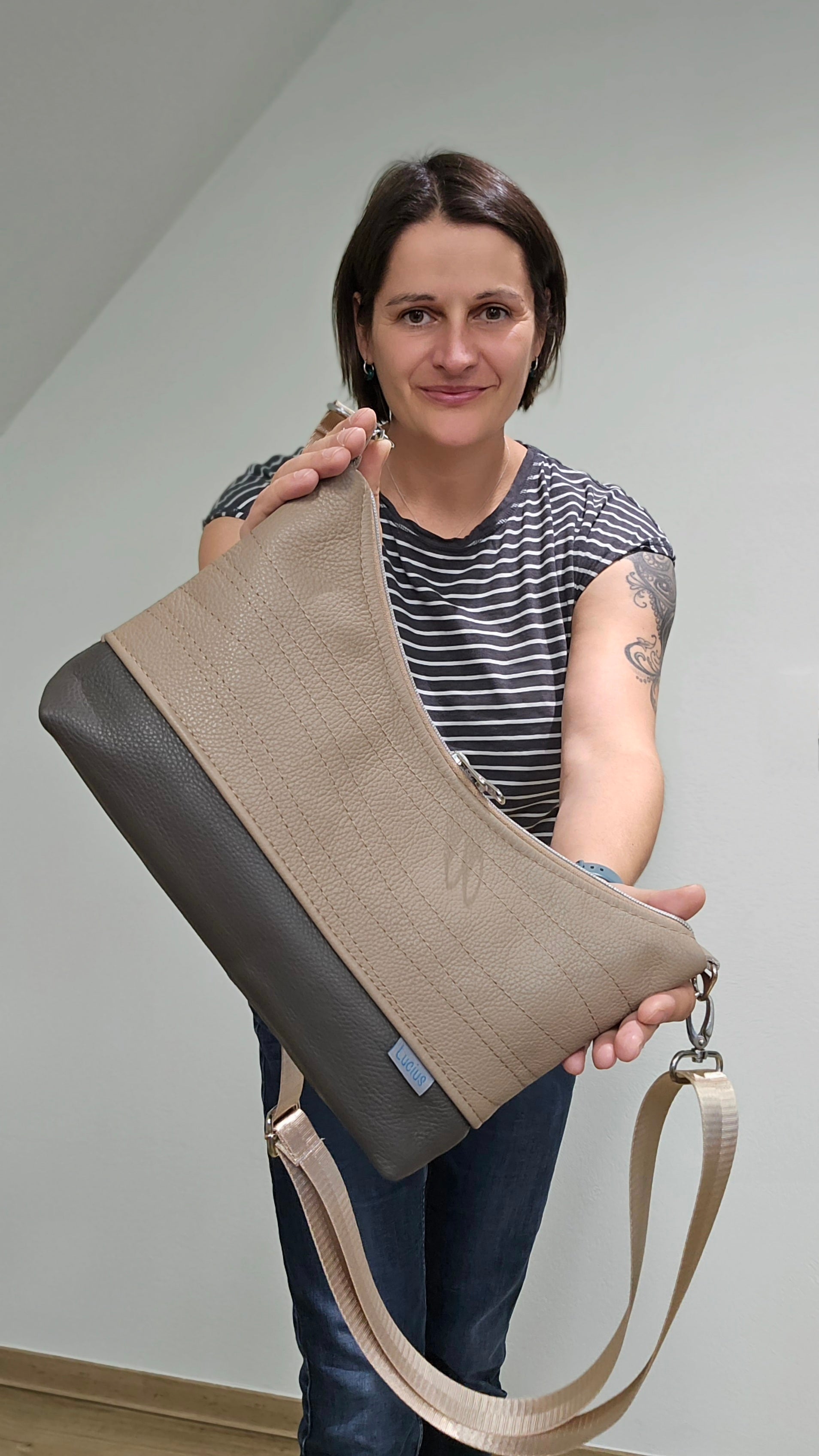 Hobobag Levka Cappuccino, wird frontal in die Kamera gehalten