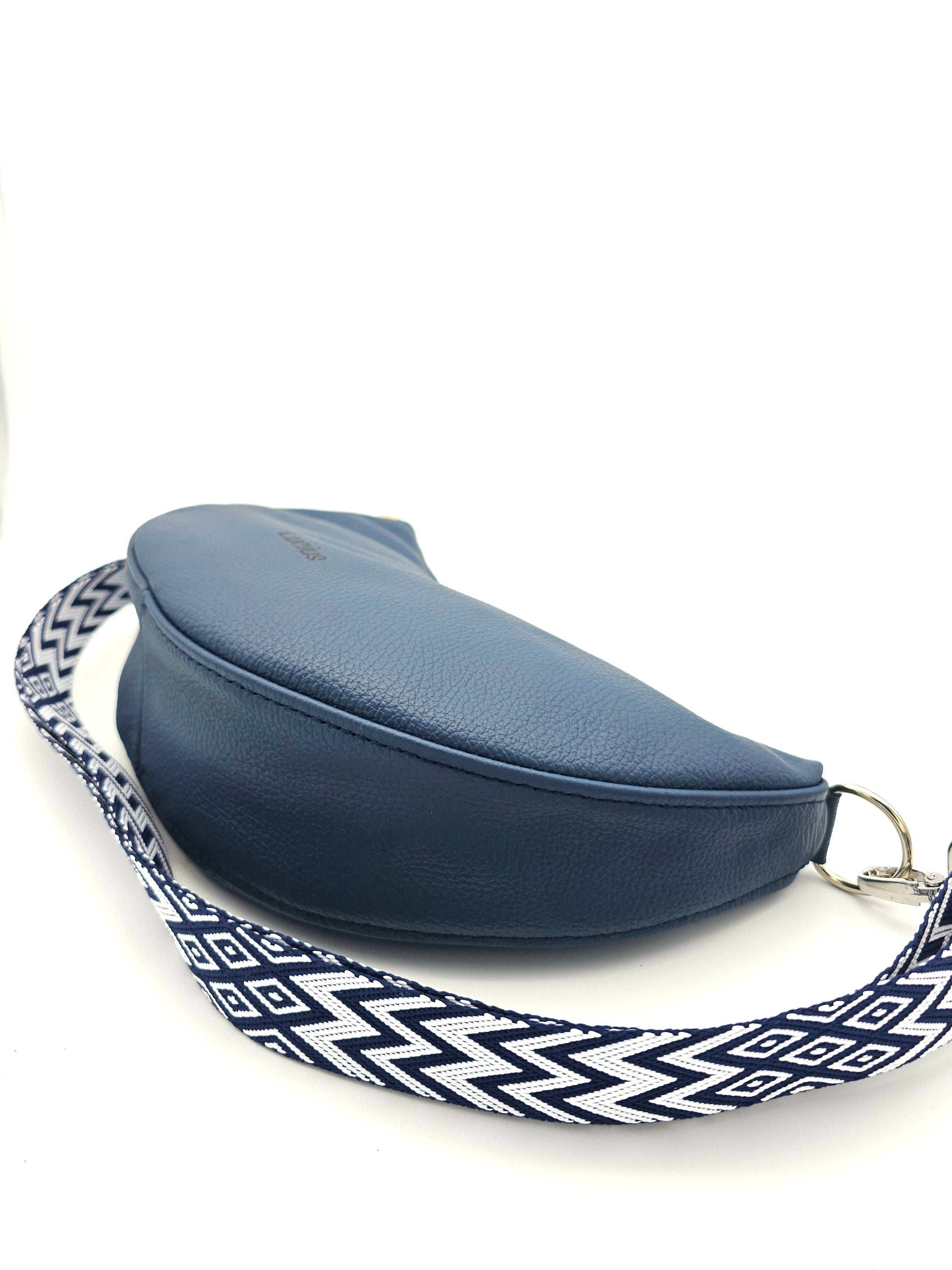 Moonbag Moni in Blau liegend 