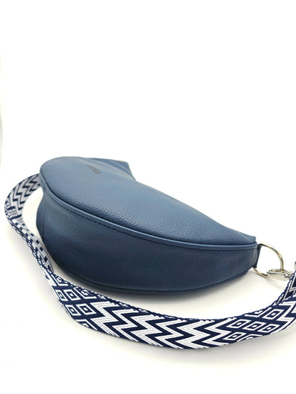Moonbag Moni in Blau liegend 