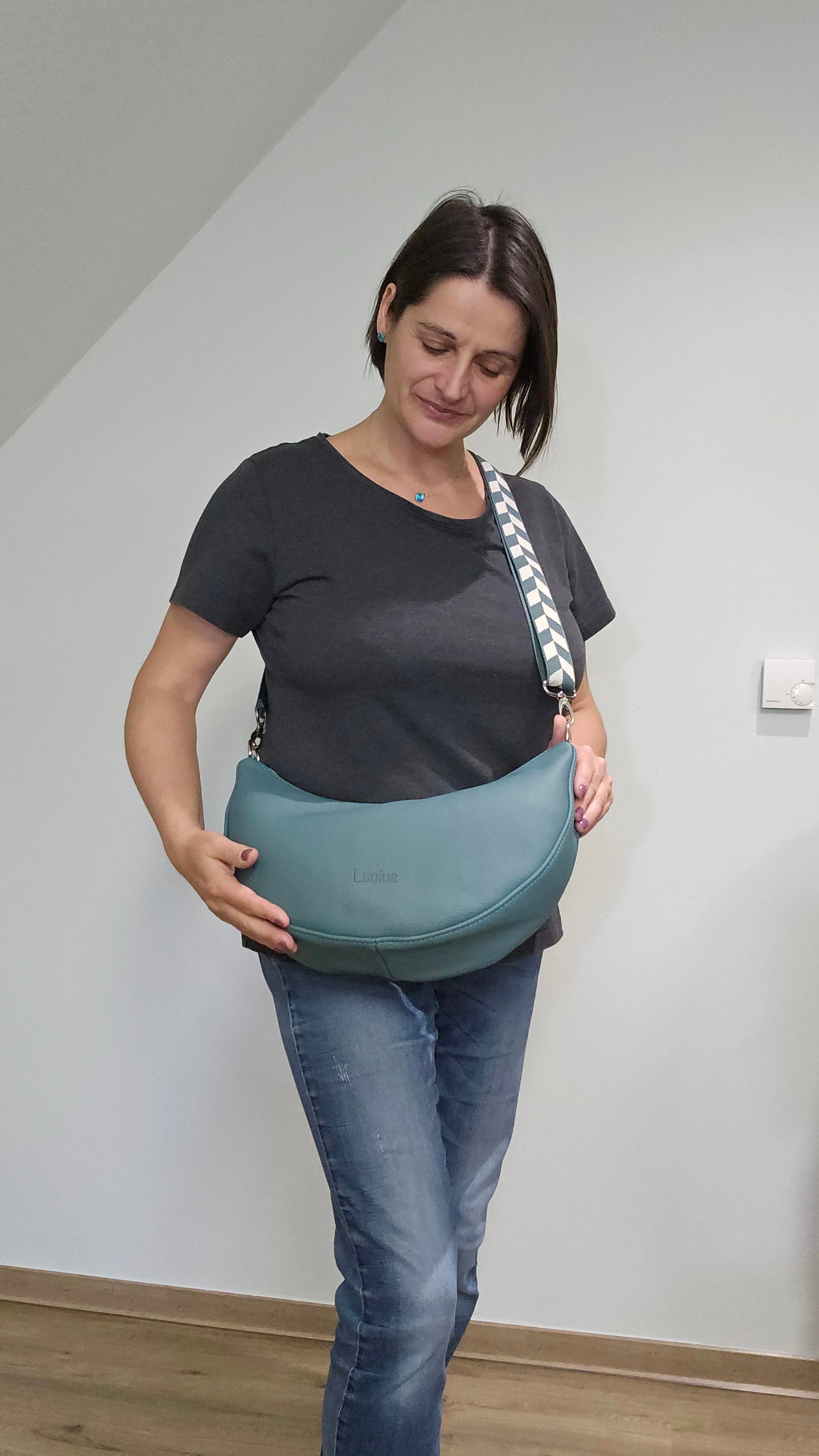 Moonbag Mona in Minttürkis,  Tragefoto mit Designerin Michaela Lucius 