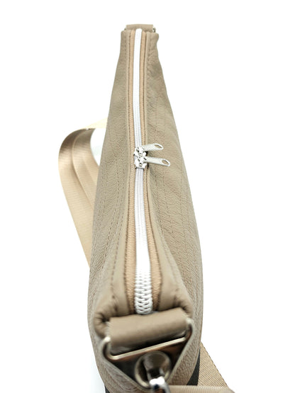 Hobobag Levka Cappuccino, von oben, Details Reißverschluss, Gurtaufhänger