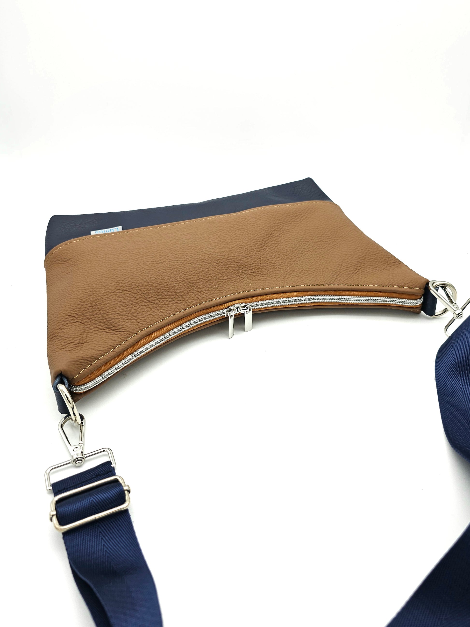 Hobobag Levka, cognac mit Marineblau, liegend, Details Reißverschluss und Gurt