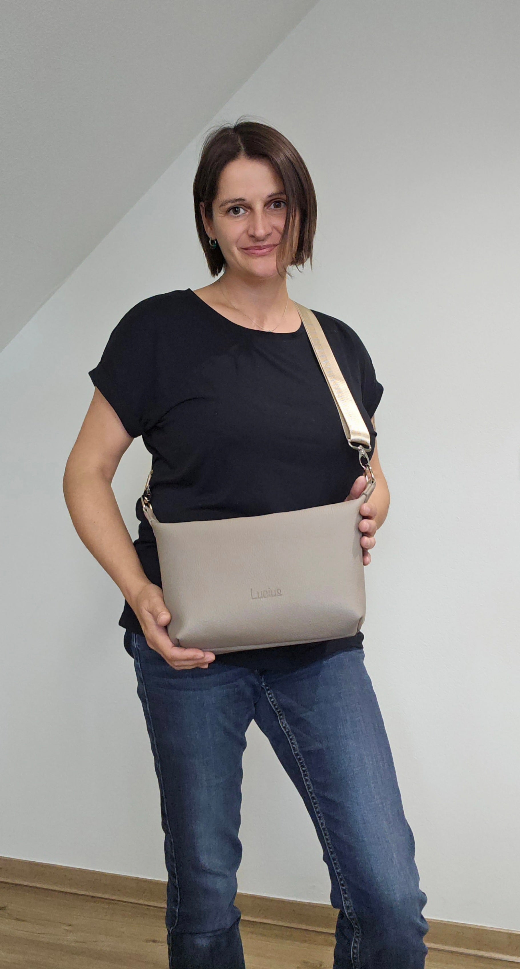Ledertasche Petra in Cappuccino, Tragefoto mit Designerin Michaela Lucius 