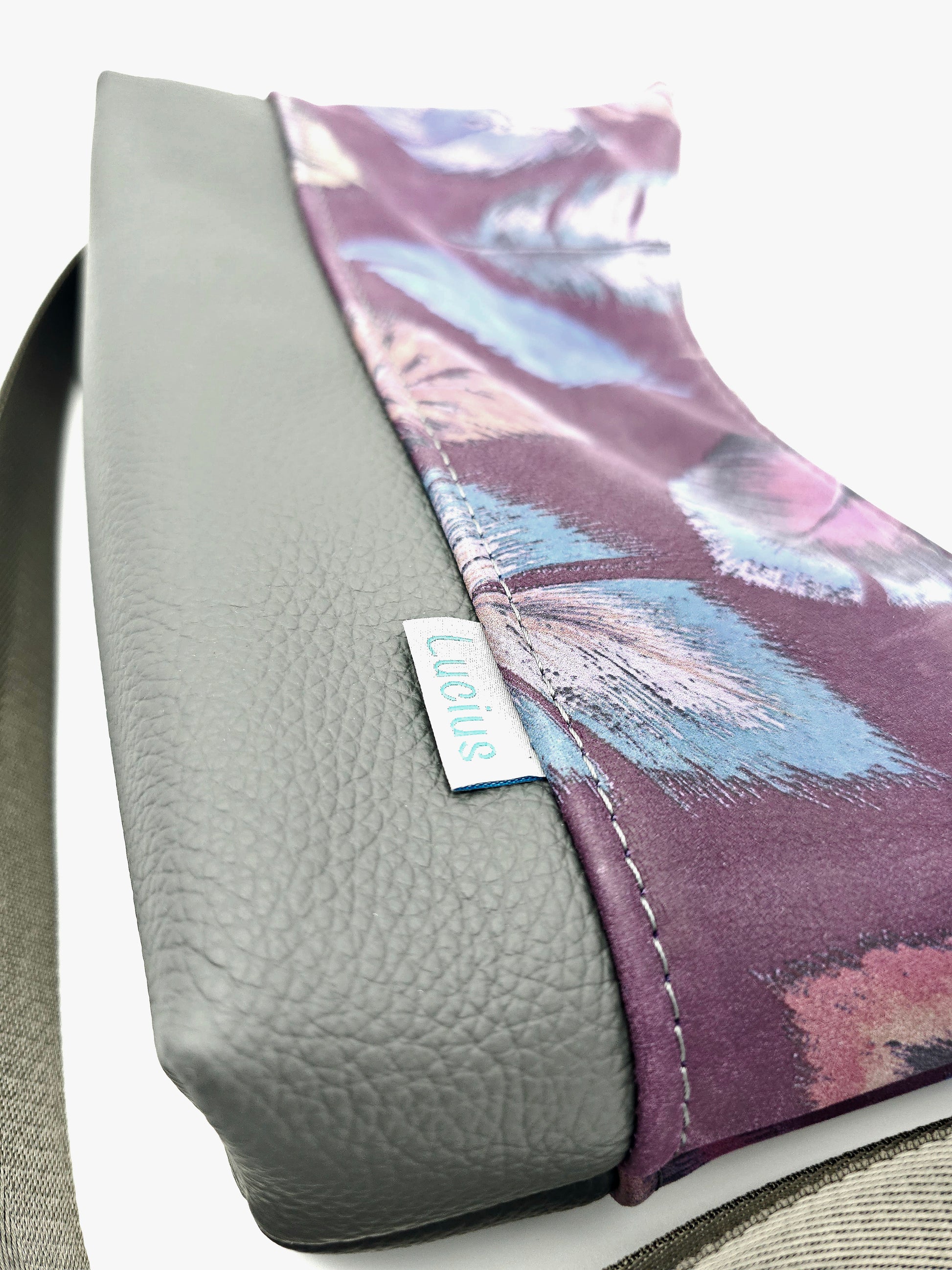 Hobobag Levka, Federn mit Grau, Details Leder, Nähte, Logo