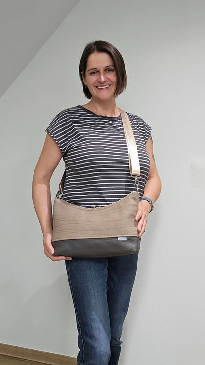 Hobobag Levka Cappuccino, Tragefoto mit Designerin Michaela Lucius