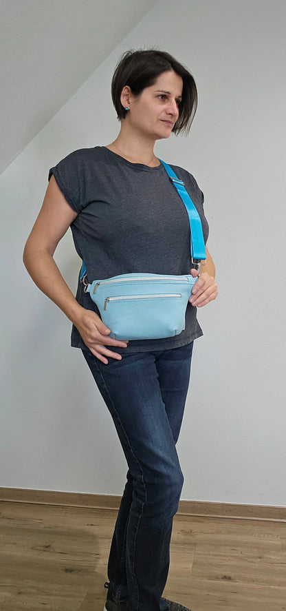 Crossbodybag Clivia Eisblau, Tragefoto