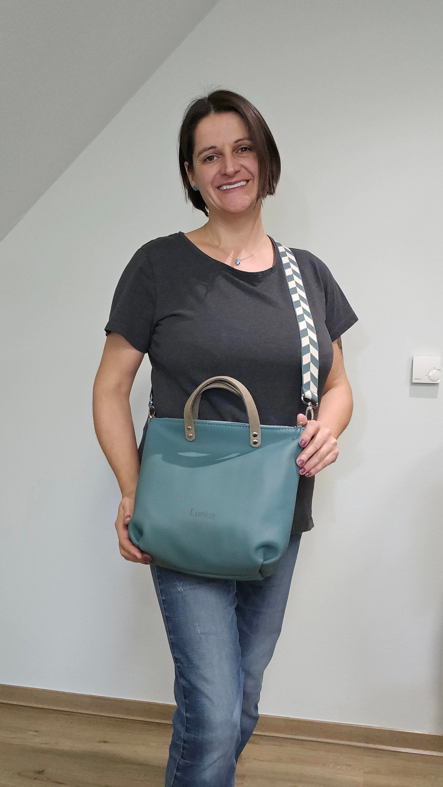 Totebag Katja in Minttürkis, Tragefoto 