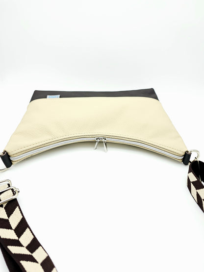 Hobobag Levka, liegend, Details Reißverschluss und Gurt