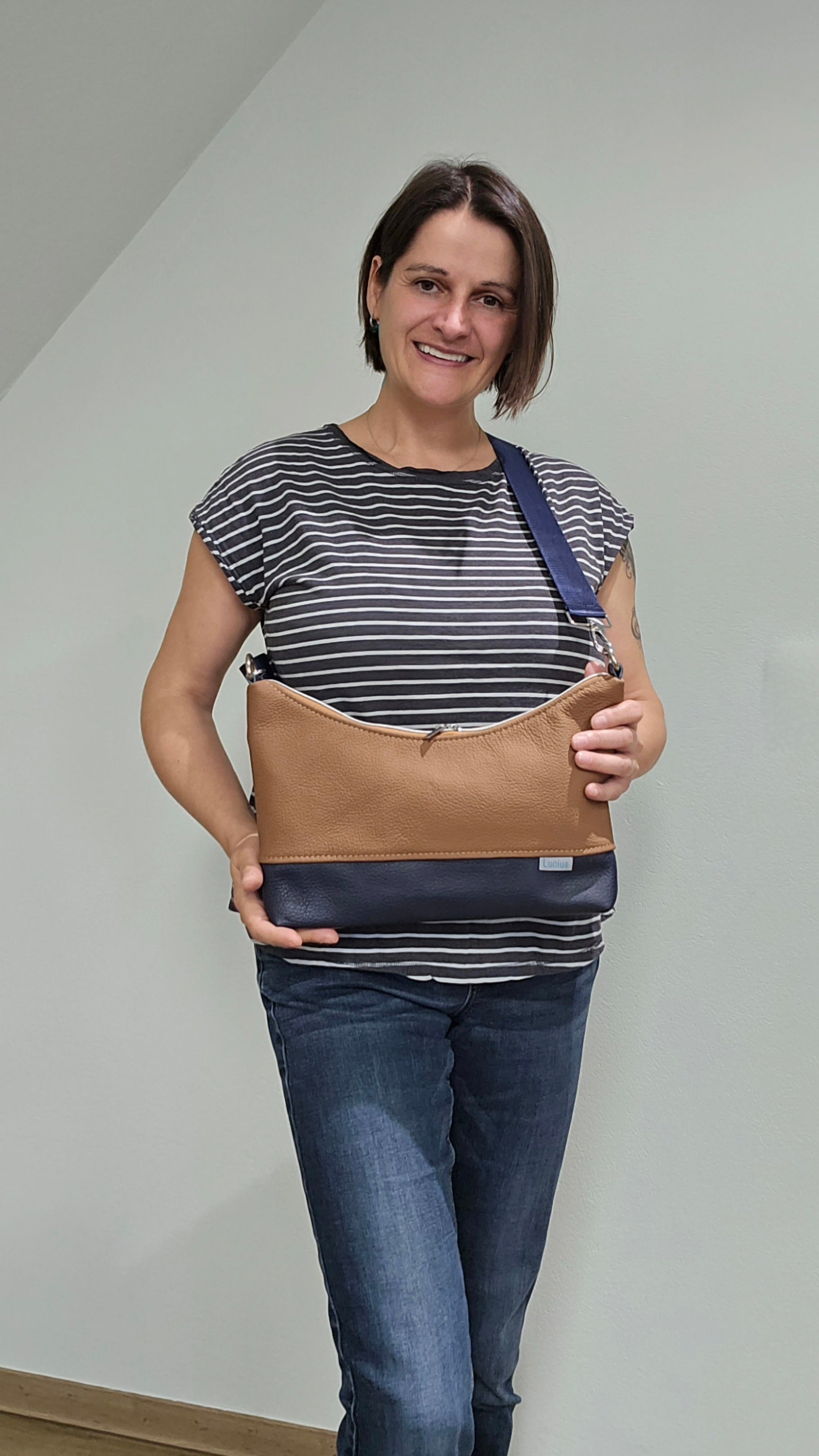 Hobobag Levka, Cognac mit Marineblau, Tragefoto mit Designerin Michaela Lucius
