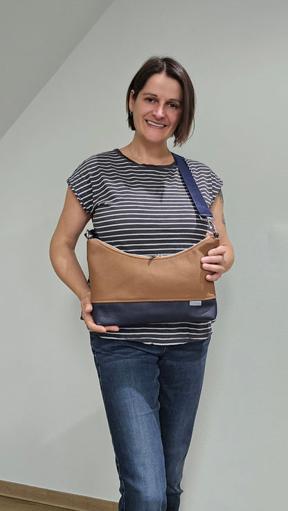 Hobobag Levka, Cognac mit Marineblau, Tragefoto mit Designerin Michaela Lucius