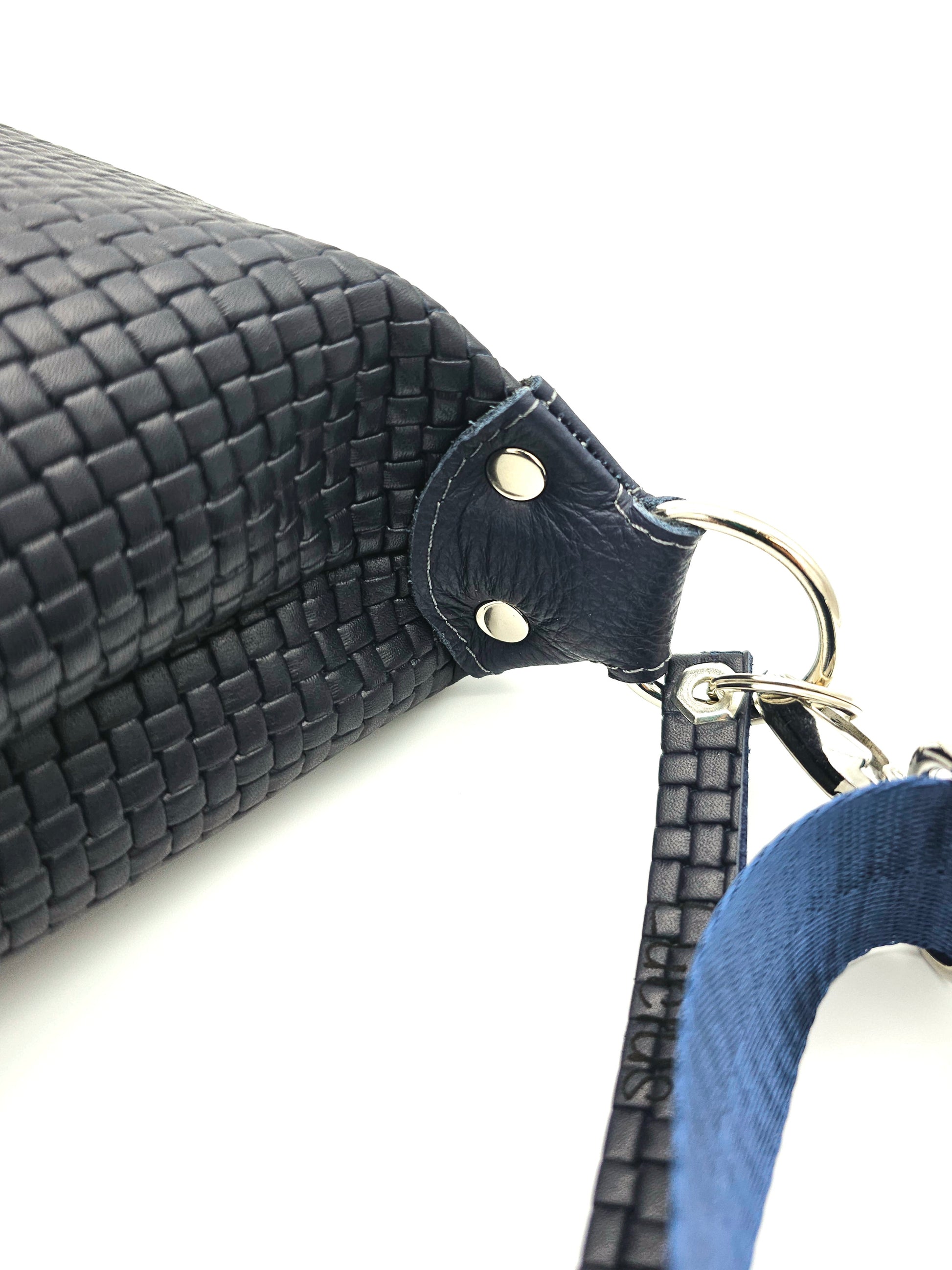 Ledertasche Petra, dunkelblau Flechtoptik, Detail Gurtaufhänger 