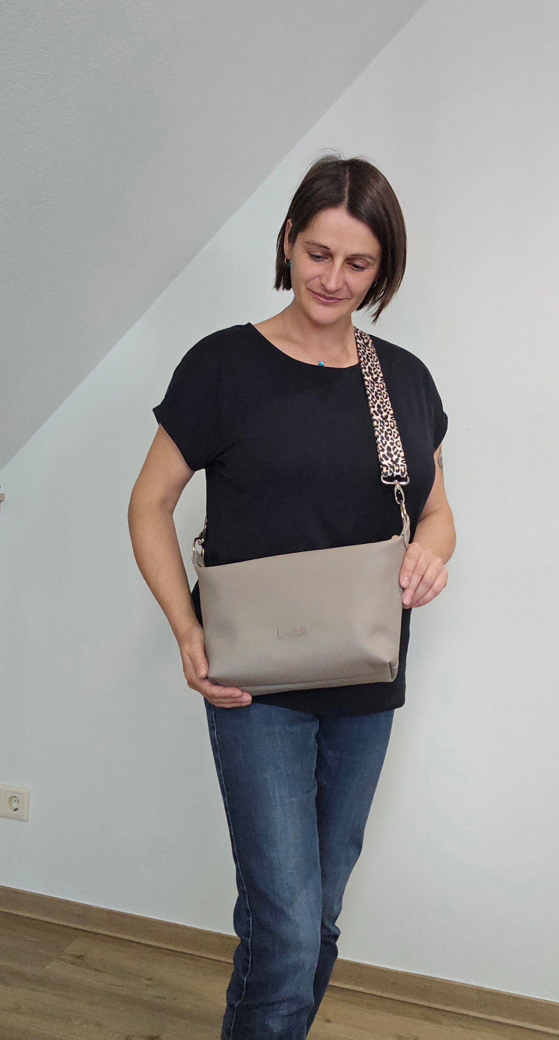Ledertasche Petra, Cappuccino mit Leo, Tragefoto 