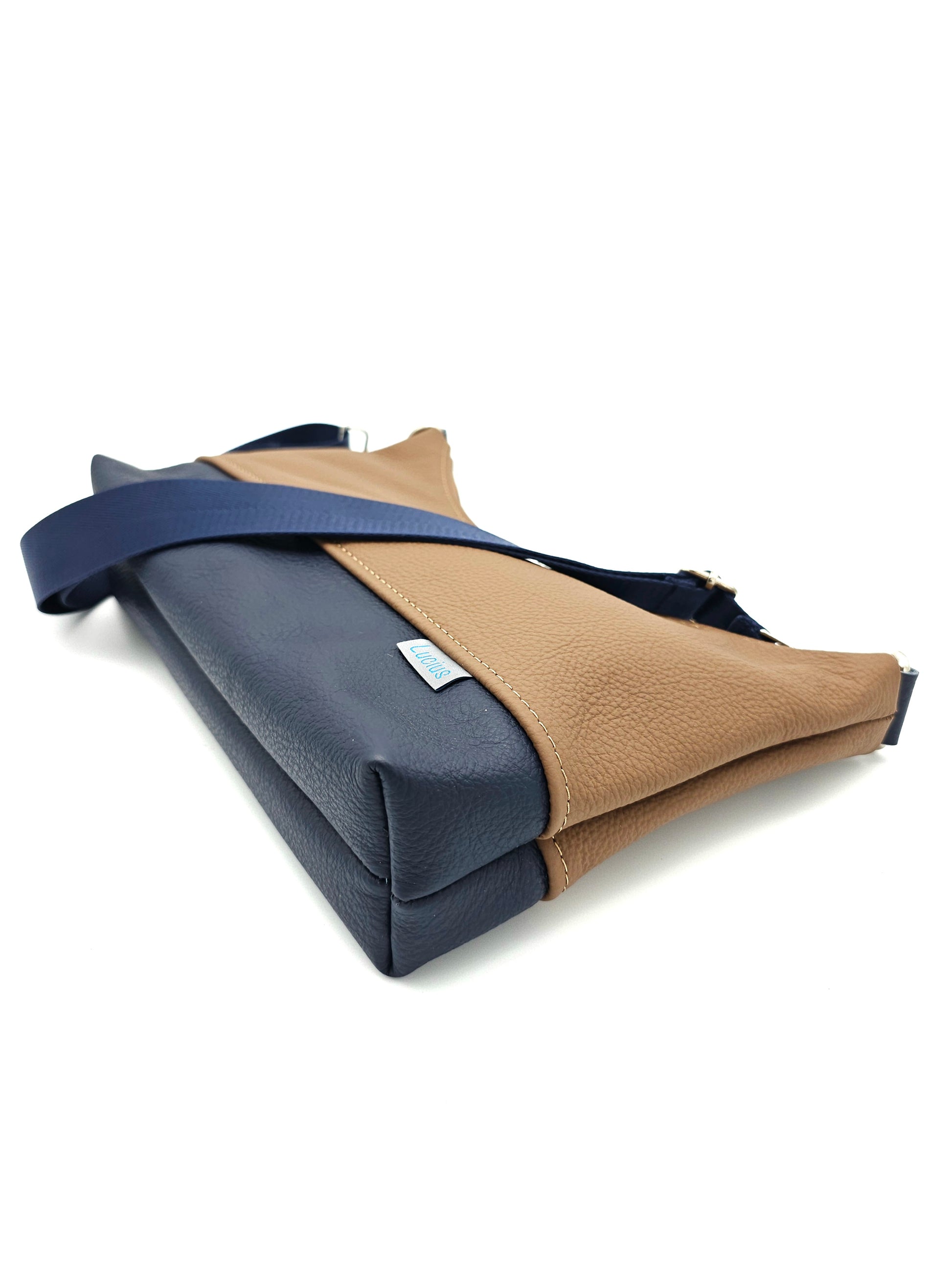 Hobobag Levka, liegend, cognac mit Marineblau,