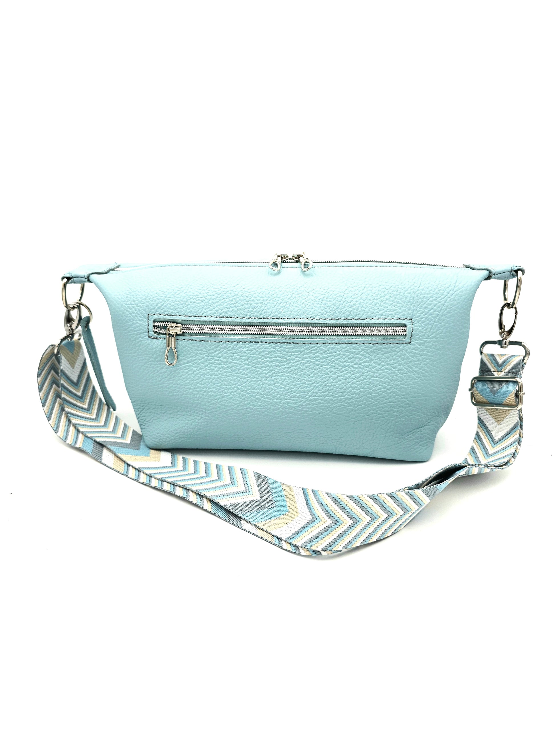 Ledertasche Petra in Eisblau,  Rückseite, gemusterter Wechselgurt
