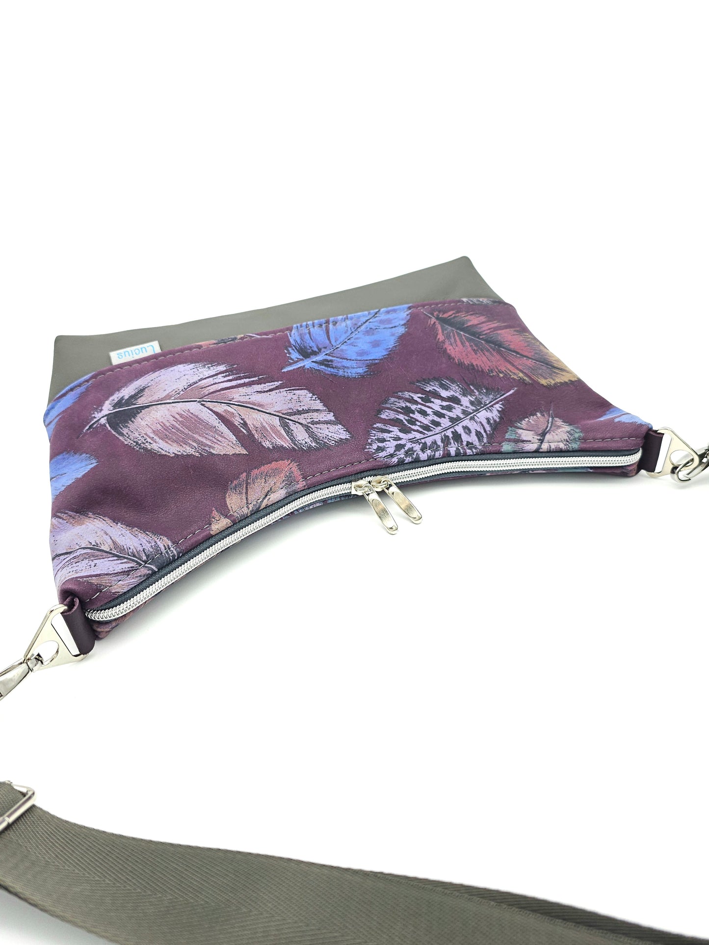 Hobobag Levka, Federn und grau glatt, liegend