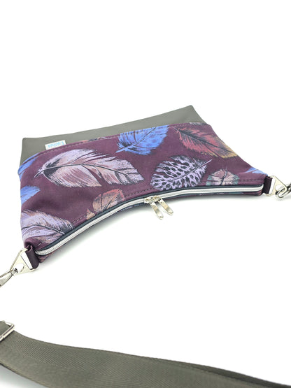Hobobag Levka, Federn und grau glatt, liegend