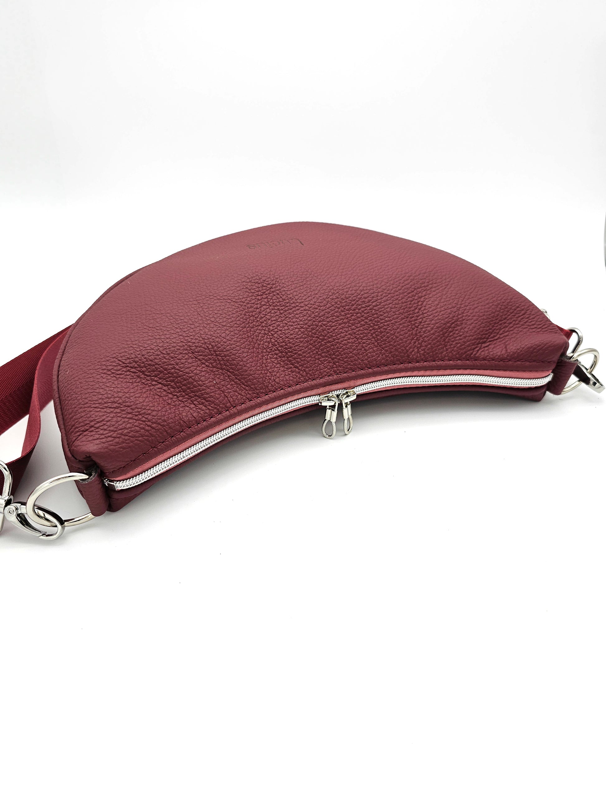 Moonbag Moni in Weinrot,  liegend von vorne 